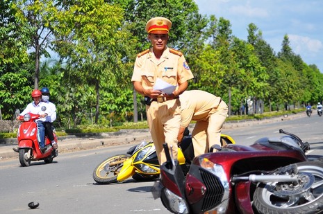 Tai nạn liên hoàn trên đại lộ Mai Chí Thọ làm hai người thương vong - ảnh 2