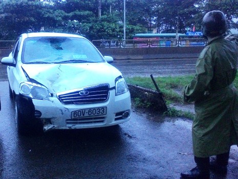 Gây tai nạn, tài xế lái xe bỏ chạy bị dân đuổi theo giữ lại - ảnh 1