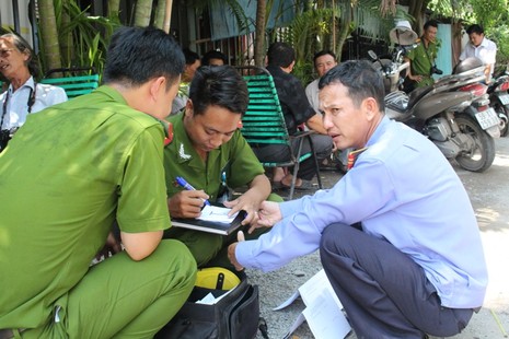 Công an dựng lại hiện trường vụ hai phóng viên bị hành hung - ảnh 4