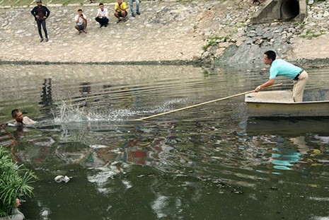 Bị truy bắt, người đàn ông nhảy xuống sông Tô Lịch - ảnh 2