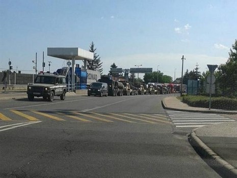 Đoàn xe quân sự bí mật xuất hiện trên biên giới Hungary-Ukraine - ảnh 1