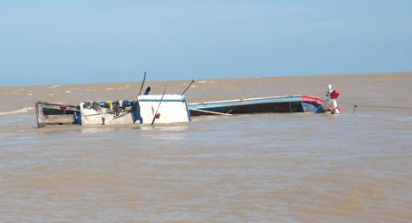 Điều tra vụ tàu nước ngoài tông chìm tàu cá Bình Định - ảnh 1