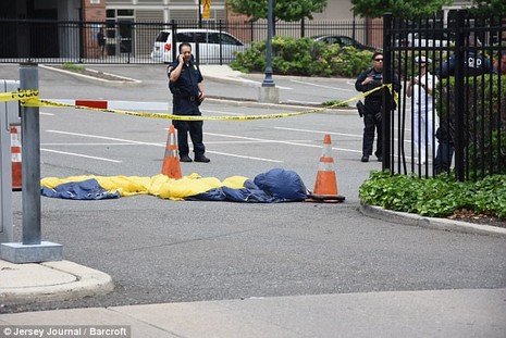 D&ugrave; hỏng, đặc nhiệm SEAL rơi thẳng xuống s&ocirc;ng tử nạn - ảnh 1