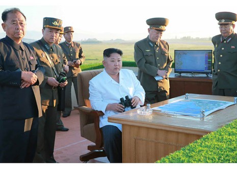 Thử tên lửa thành công, ông Kim Jong-un nhớ cha - ảnh 1