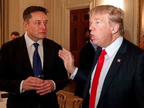 Ông Elon Musk, Tổng Giám đốc Tesla Inc (trái) tuyên bố rút khỏi hội đồng cố vấn Nhà Trắng sau khi ông Trump (phải) xác nhận rút khỏi thỏa thuận khí hậu. Ảnh: REUTERS