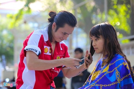 Chàng Việt kiều Mỹ cắt tóc miễn phí trên vỉa hè Sài Gòn
