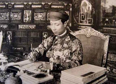 vua-khai-dinh-dang-lam-viec_1472875339.j