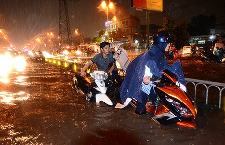 Ngập, kẹt xe chưa từng thấy ở TP.HCM - ảnh 3