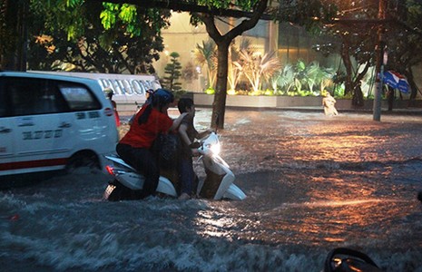 Ngập, kẹt xe chưa từng thấy ở TP.HCM - ảnh 4