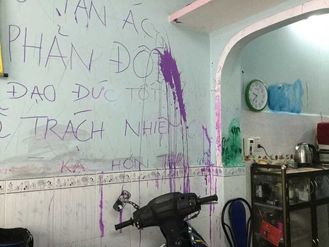 Vẽ bậy lên tường nhà mẹ chồng, coi chừng dính phạt - ảnh 1