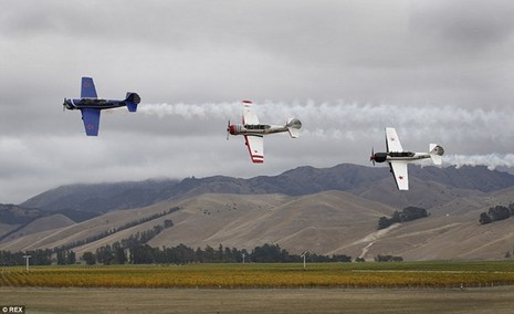 New Zealand: Máy bay nổ tung trên không, phi công may mắn thoát chết - ảnh 7