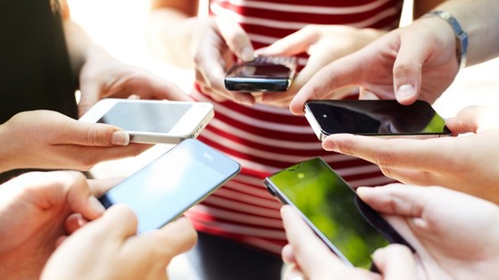 Kết quả hình ảnh cho trò chuyện smartphone