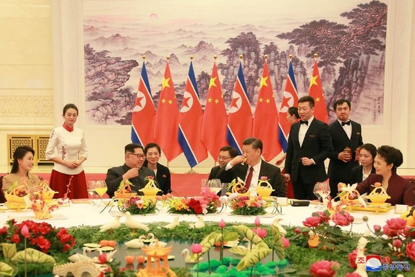 Vợ chồng ông Tập (phải) tiếp đãi vợ chồng ông Kim tại Bắc Kinh (Trung Quốc). Ảnh: KCNA