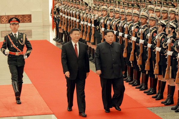 Ông Tập (trái) tiếp đón ông Kim tại Bắc Kinh (Trung Quốc). Ảnh: KCNA