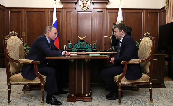 Bộ trưởng Phát triển Kinh tế Nga Maxim Oreshkin (phải) trong một lần gặp Tổng thống Nga Vladimir Putin (trái). Ảnh: KREMLIN.RU