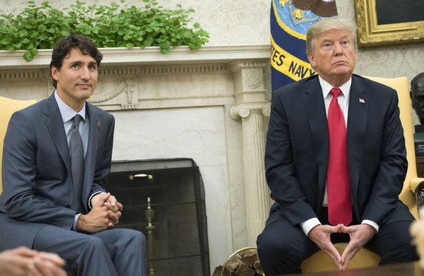 Có thông tin Thủ tướng Canada Justin Trudeau (trái) đang được thuyết phục dẫn đầu nỗ lực cô lập Mỹ và Tổng thống Donald Trump (phải) tại G7 lần này. Ảnh: EPA