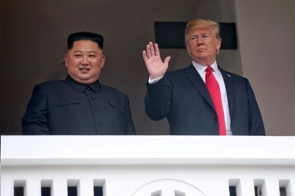 Hình ảnh hai ông Kim và Trump ra ban công chào các nhà báo sau cuộc gặp riêng trong khuôn khổ cuộc gặp thượng đỉnh lịch sử ngày 12-6 ở Singapore đăng trên KCNA.