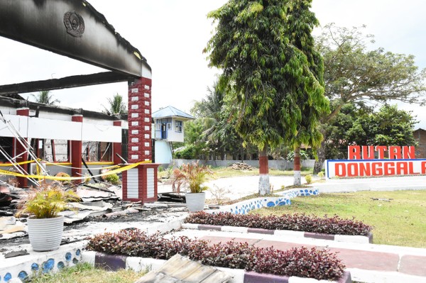 Hai khu nhà giam và một sân bóng ở nhà tù huyện Donggala, tỉnh Trung Sulawesi bị đốt trước khi lãnh đạo nhà tù quyết định thả tù nhân. Ảnh: NPR