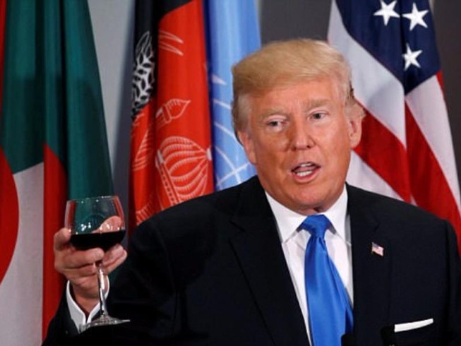 Bí mật bên trong ly rượu của Tổng thống Trump