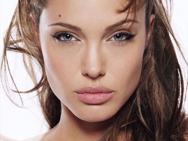 Angelina Jolie tố cáo từng bị ông trùm Hollywood gạ gẫm