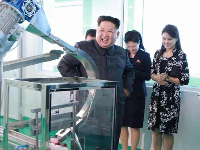 Ông Kim Jong-un tái xuất, cùng vợ thăm xưởng mỹ phẩm