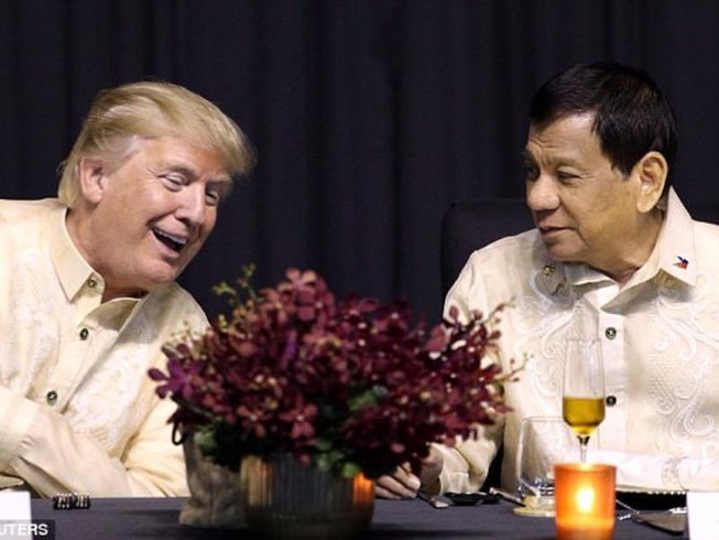 Ông Trump mặc trang phục truyền thống của Philippines