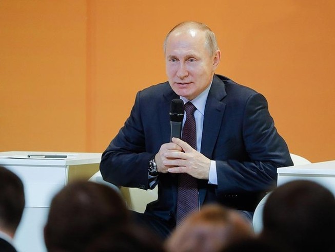 Putin bật cười vì câu hỏi tiếp tục tranh cử năm 2024