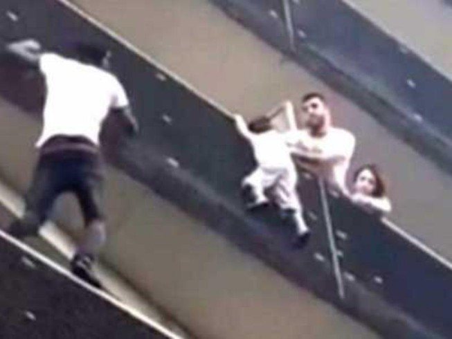 Clip: 'Người nhện' Paris cứu em bé treo lơ lửng ngoài ban công