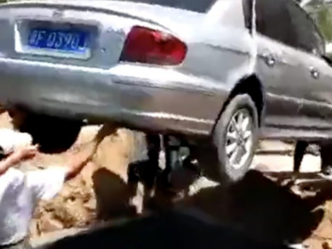 Lạ đời người đàn ông thích được mai táng trong xe hơi