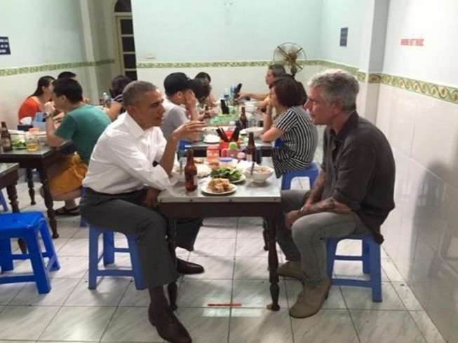 Ông Obama đăng ảnh ăn bún chả để tưởng nhớ đầu bếp Bourdain