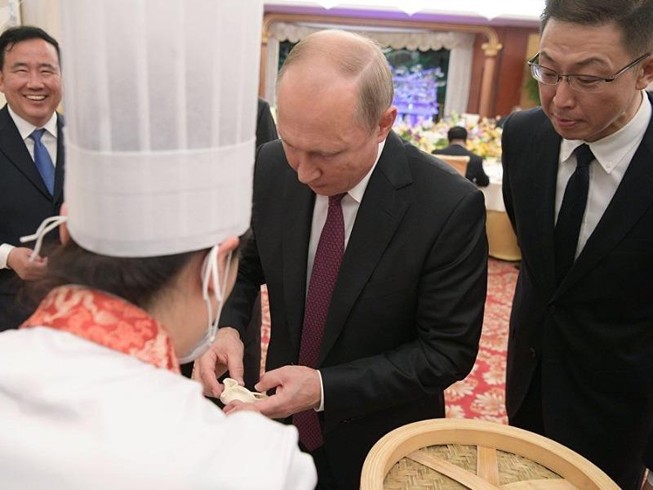 Ông Putin thưởng trà trên tàu cao tốc, thử làm sủi cảo tại TQ