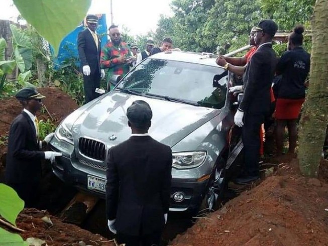 Mua xe hơi BMW X5 đời mới để làm quan tài chôn cất cha