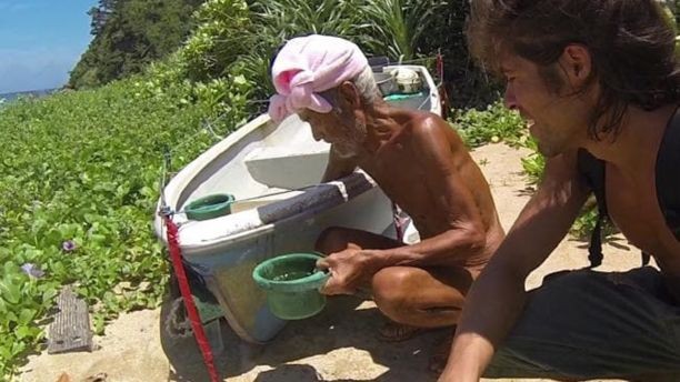 Cụ ông 82 tuổi 30 năm sống 'nude' ngoài hoang đảo