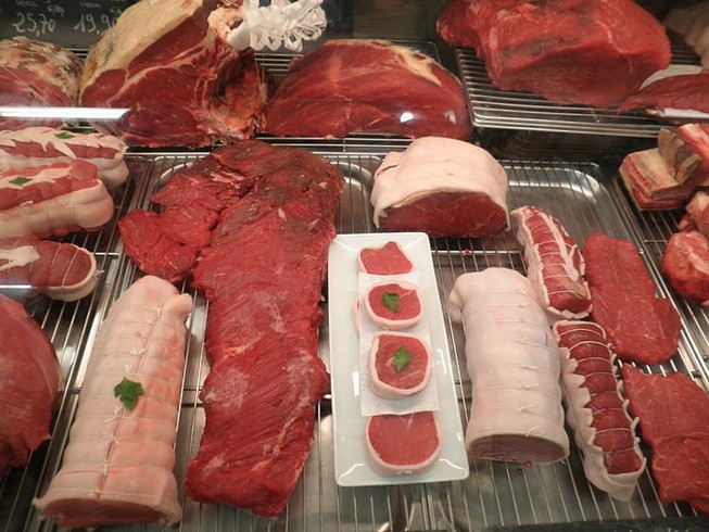 Bị người ăn chay 'khủng bố' cửa hàng bán thịt cầu cứu cảnh sát
