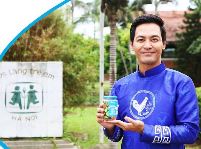 Gia đình MC Phan Anh đỡ đầu 10 trẻ Làng trẻ em SOS