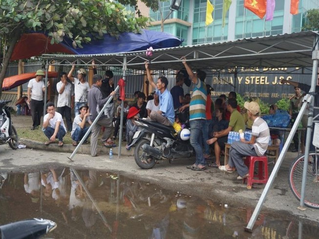 Đà Nẵng: Dân tiếp tục vây nhà máy thép ô nhiễm