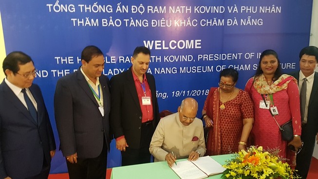 Tổng thống Ấn Độ thăm Bảo tàng điêu khắc Chăm tại Đà Nẵng