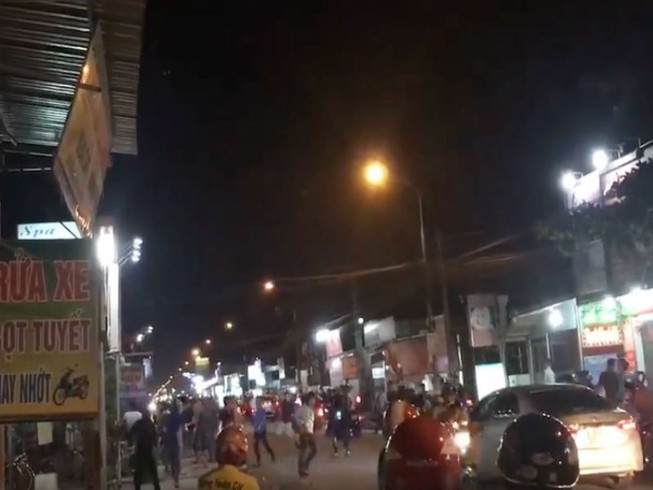Hàng chục thanh niên chém nhau như phim hành động