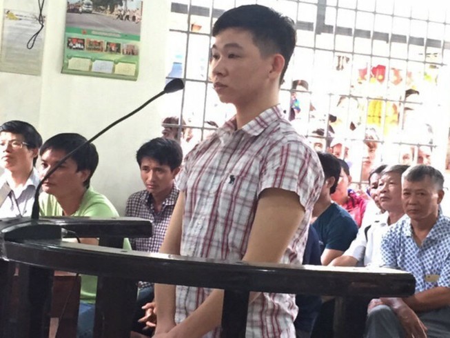 Giết nữ công nhân trong phòng trọ rồi phủ chăn lên