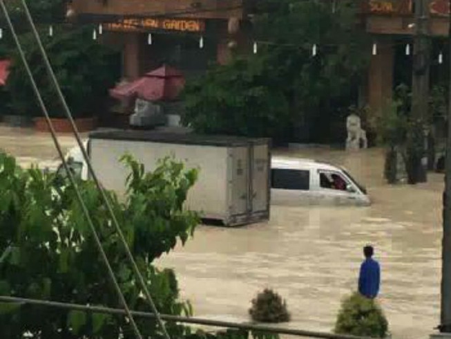 Đồng Nai: Mưa lớn ngập khủng khiếp, học sinh nghỉ học