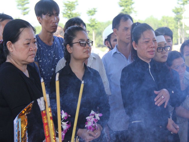 Quặn lòng tiễn biệt ‘hiệp sĩ' về với đất
