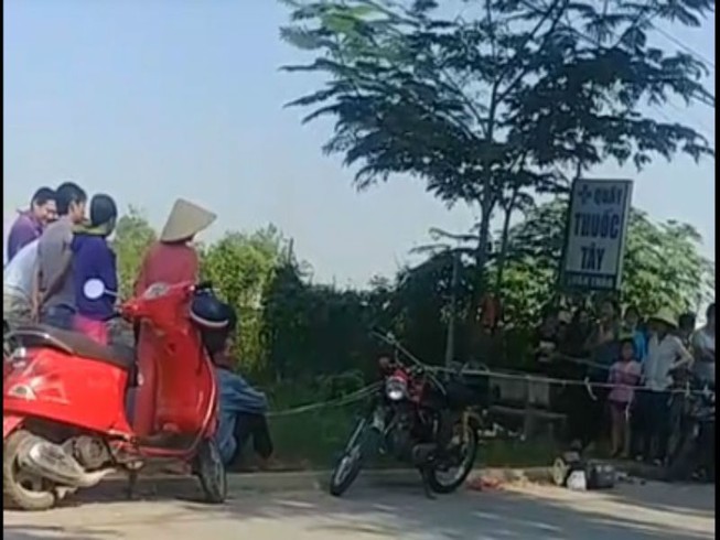 Thi thể trẻ sơ sinh bên đường