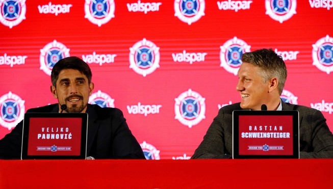 Schweinsteiger giải cứu một phóng viên 'ngáo'
