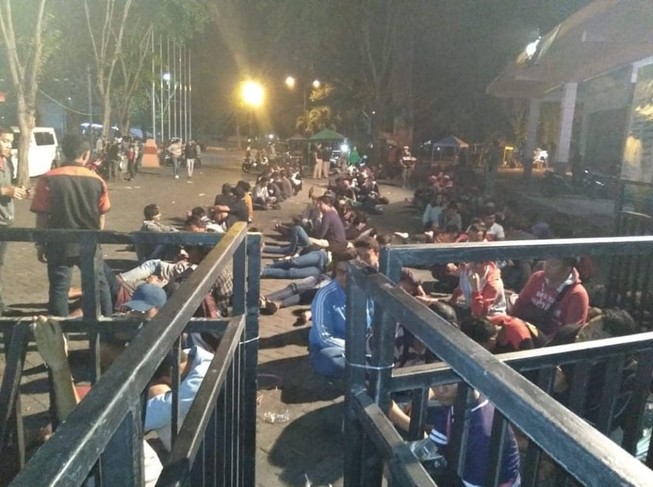 Nằm vật vã xuyên đêm mua vé xem U-16