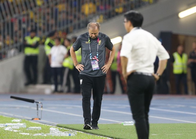 Rajevac sốc với báo chí Thái vì câu hỏi khi nào ông từ chức