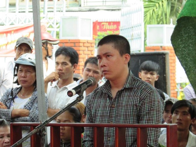 Đi tù vì đòi... hai cái đèn pin