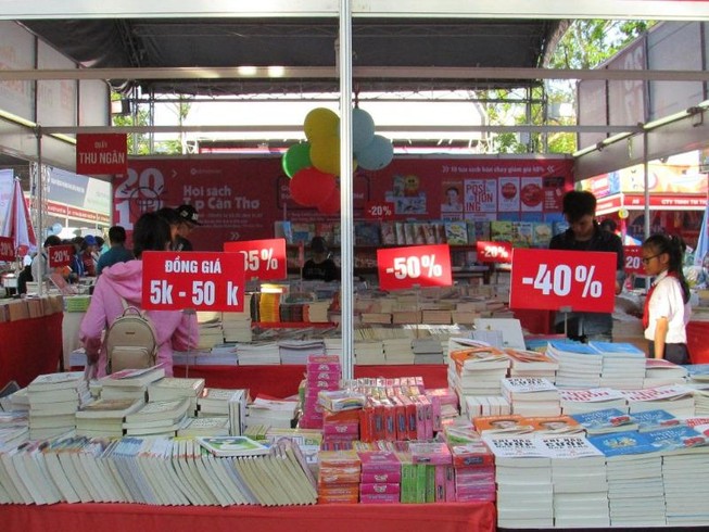 Hội sách Cần Thơ: Nhiều sách hay, giảm giá 50%