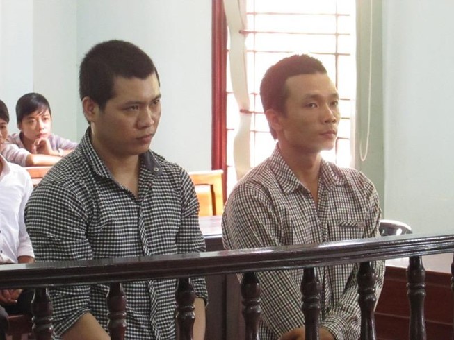 Người này khuyên uống ít thôi, người kia 'lãnh đạn'
