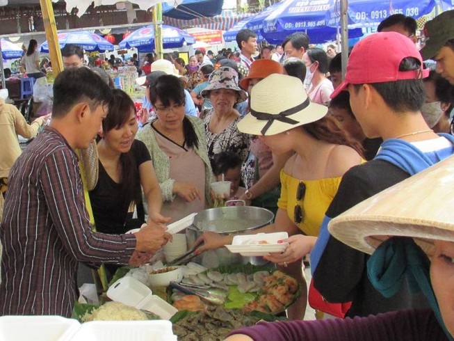 Hàng ngàn người chen nhau đến lễ hội bánh dân gian