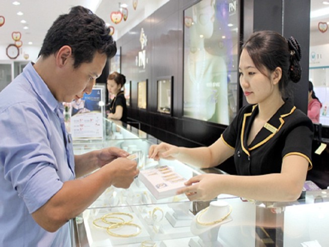 Sau nhiều ngày 'leo dốc' vàng đột ngột giảm mạnh